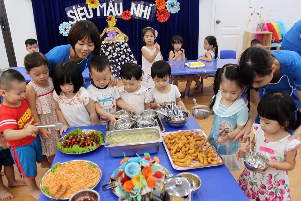Trường Mầm Non Thành Đông vui tiệc buffet cuối tháng